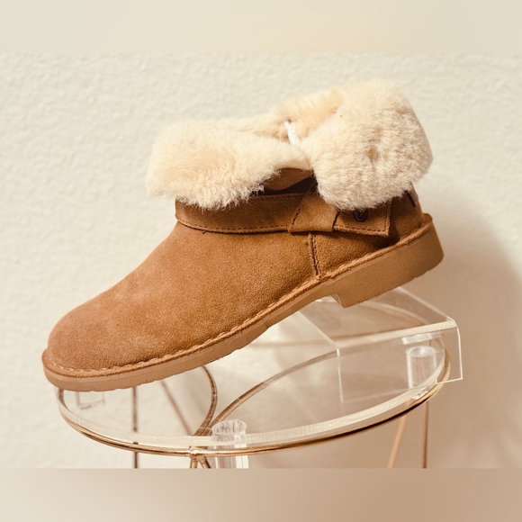 New UGG Tan Suede Boots with Sheepskin Fur - Picture 2 of 7